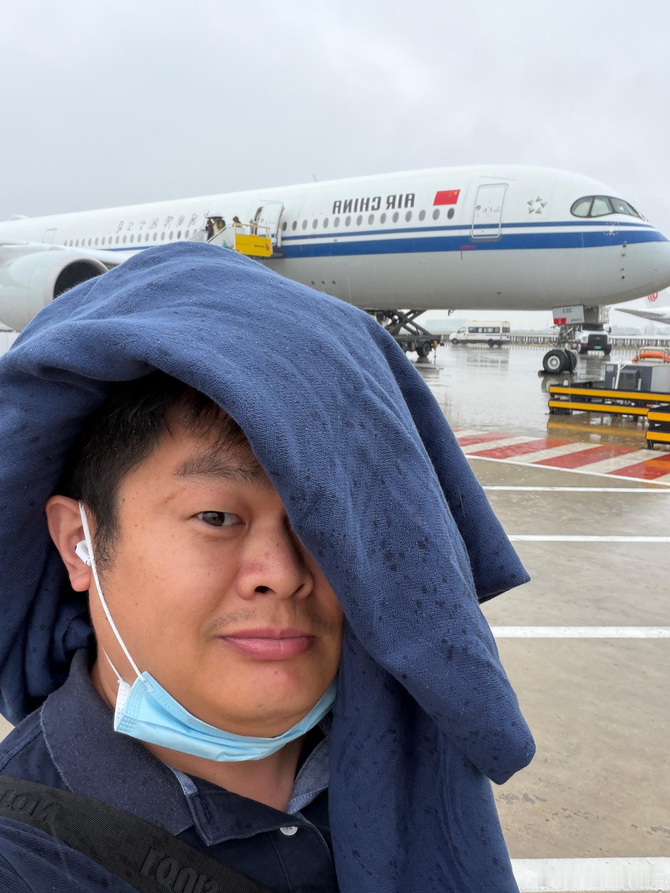 盖了帽了。落地北京下雨，然后飞机停在远机位。。。得亏空姐给了个毯子遮遮雨。