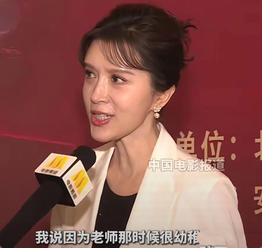 突然发现金巧巧看上去比之前是年轻了不少，但脸与下巴都越来越长了，看来她对如今的样