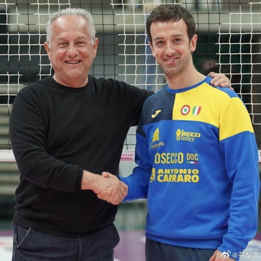 国际排坛动态意大利女排科内利亚诺联合主席皮埃特罗·马斯基奥接受媒体采访，谈桑塔雷