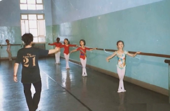 刘诗诗小时候学舞蹈的照片，优雅的身姿像骄傲的白天鹅