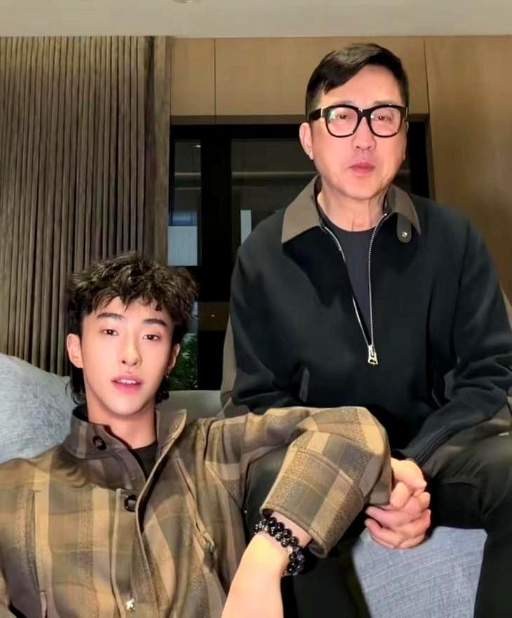 60多岁的摇滚教父哈林，竟然在大年初一被亲生儿子一句话搞到当众破防。视频里哈利