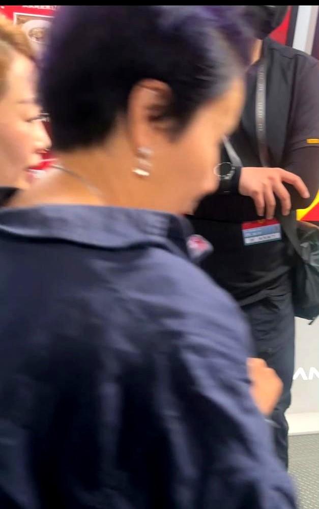 王菲去看谢霆锋演唱会，身边坐的竟是前夫窦唯的亲妹妹。北京鸟巢，谢霆锋台上唱着