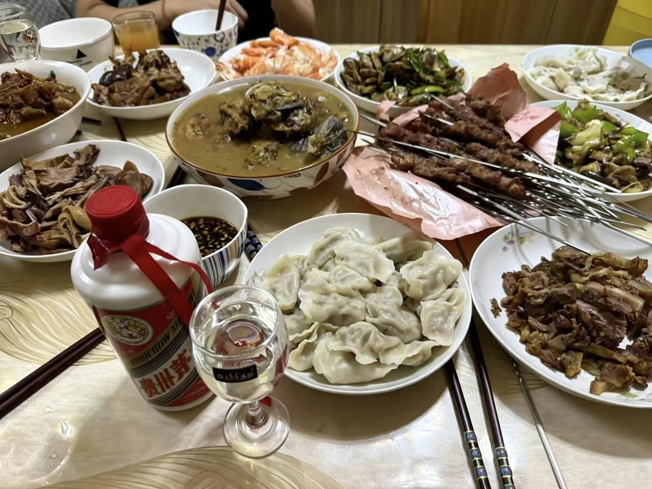我和亲家最大的不同就是，我能听进去儿媳说的话，她却总是反驳儿媳。来的第一天晚