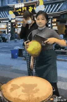 奶白色的椰子，个头真大。