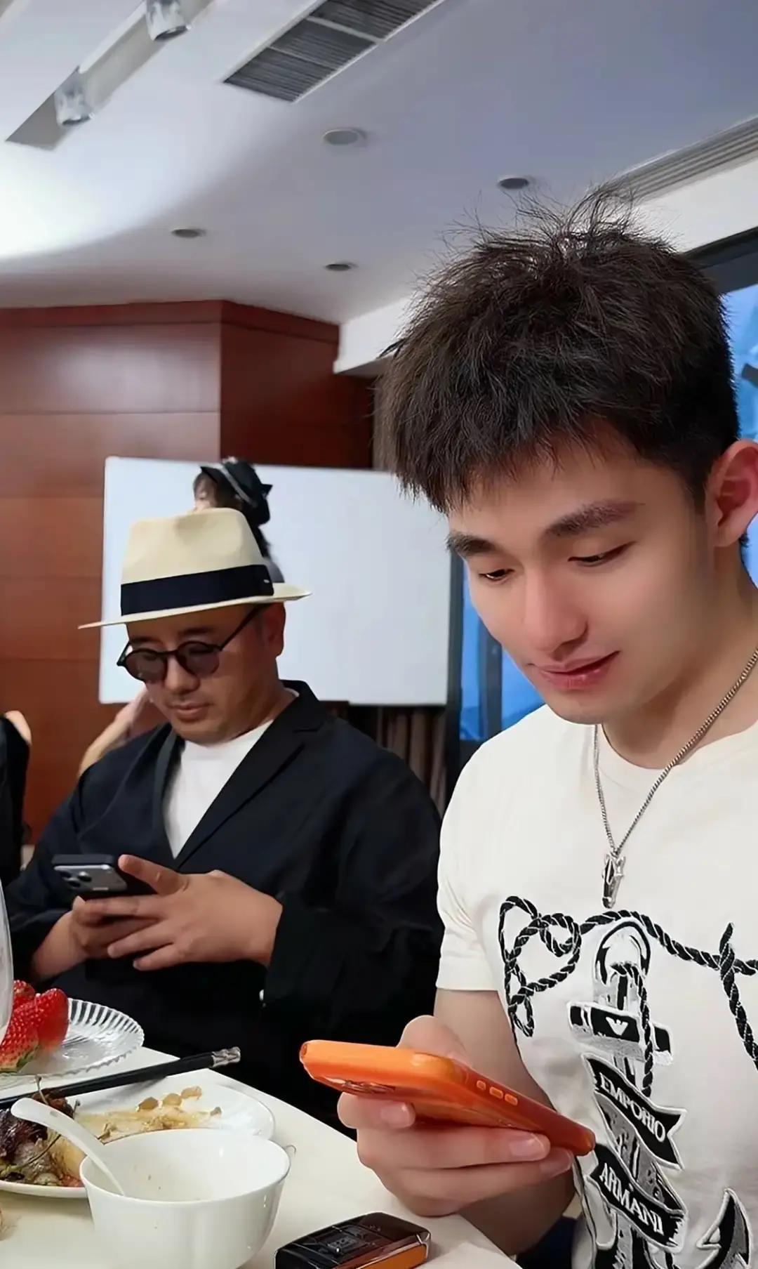 别再信“年轻真好”了。55岁的于文红，一句话捅破了中老年最后的面子困境。