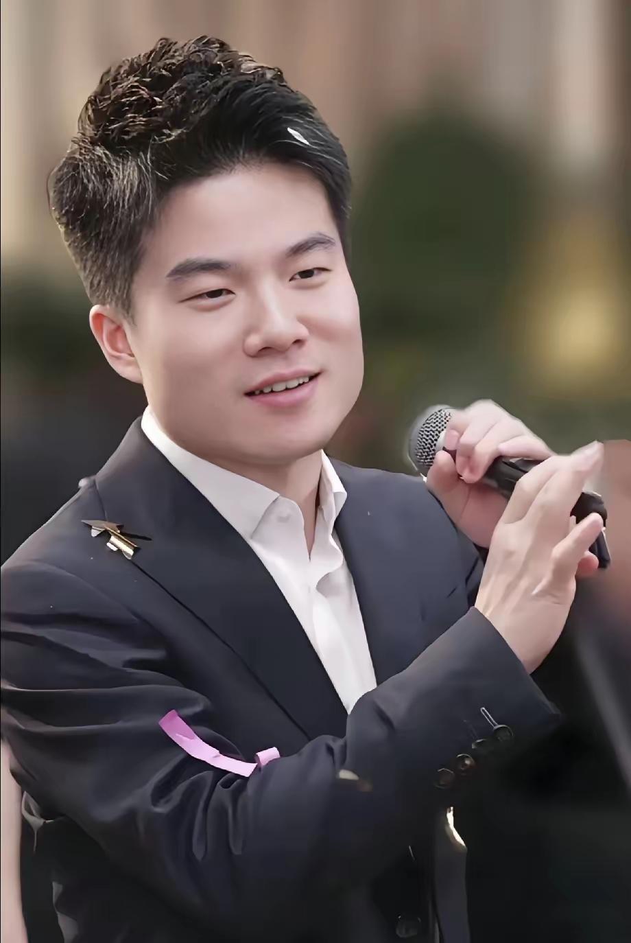 董宇辉说：“我之前谈恋爱被分手，以为是女孩子嫌弃我没钱，但我后来发现，不只是这个