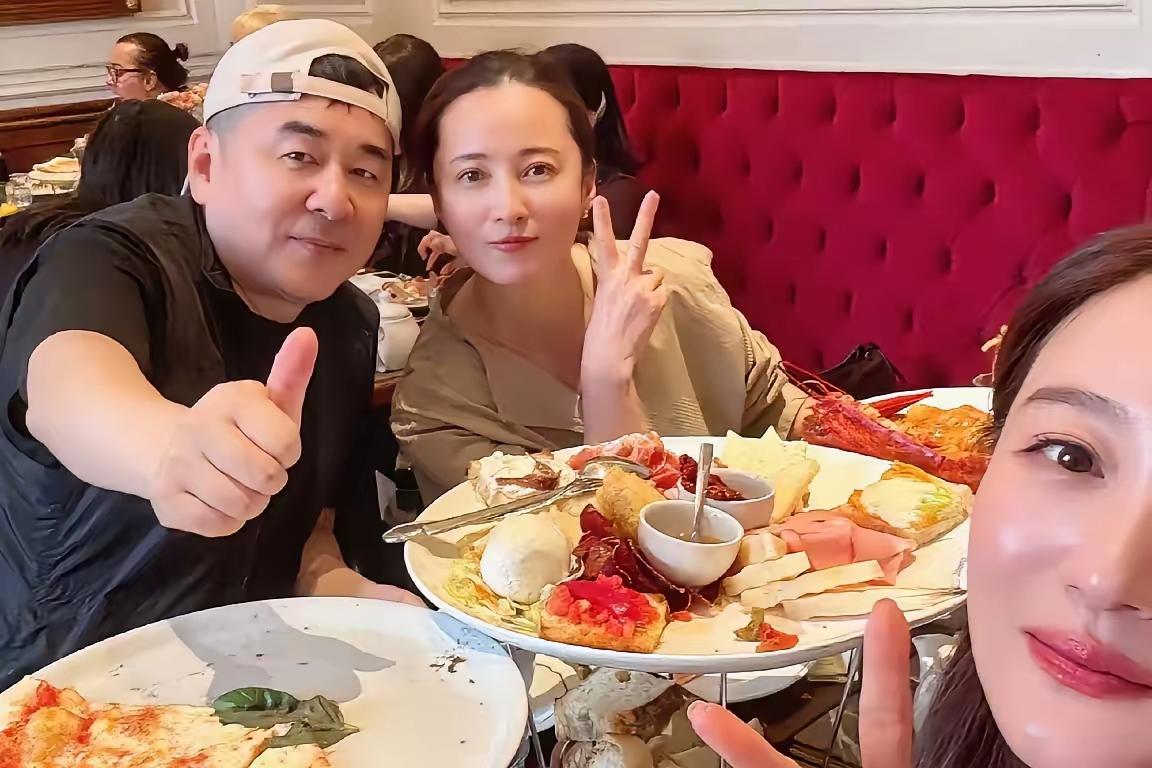 旁边这个自拍的女士是谭晶吗？这看起来怎么比蒋勤勤还漂亮？蒋勤勤，陈建斌，谭晶三