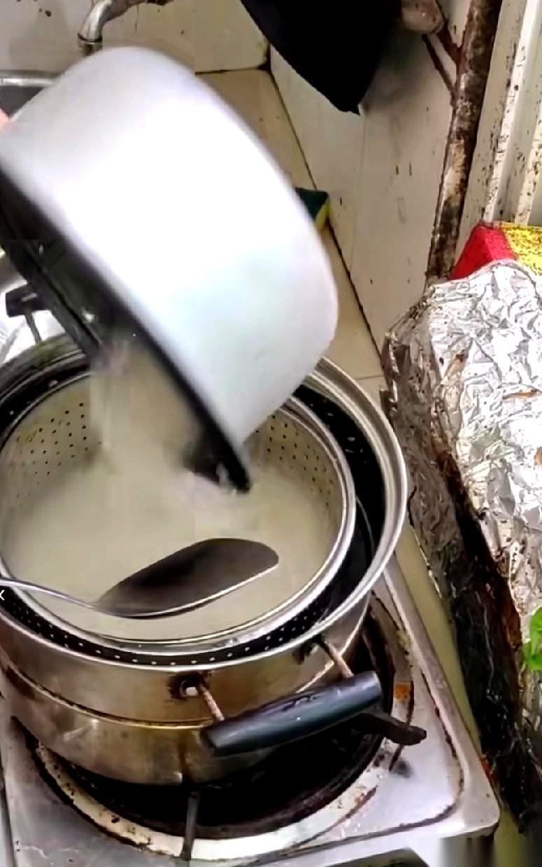 医生拿着我妈的化验单，反复问了我三遍：你们这一年，到底给她吃啥了？我说，就吃饭