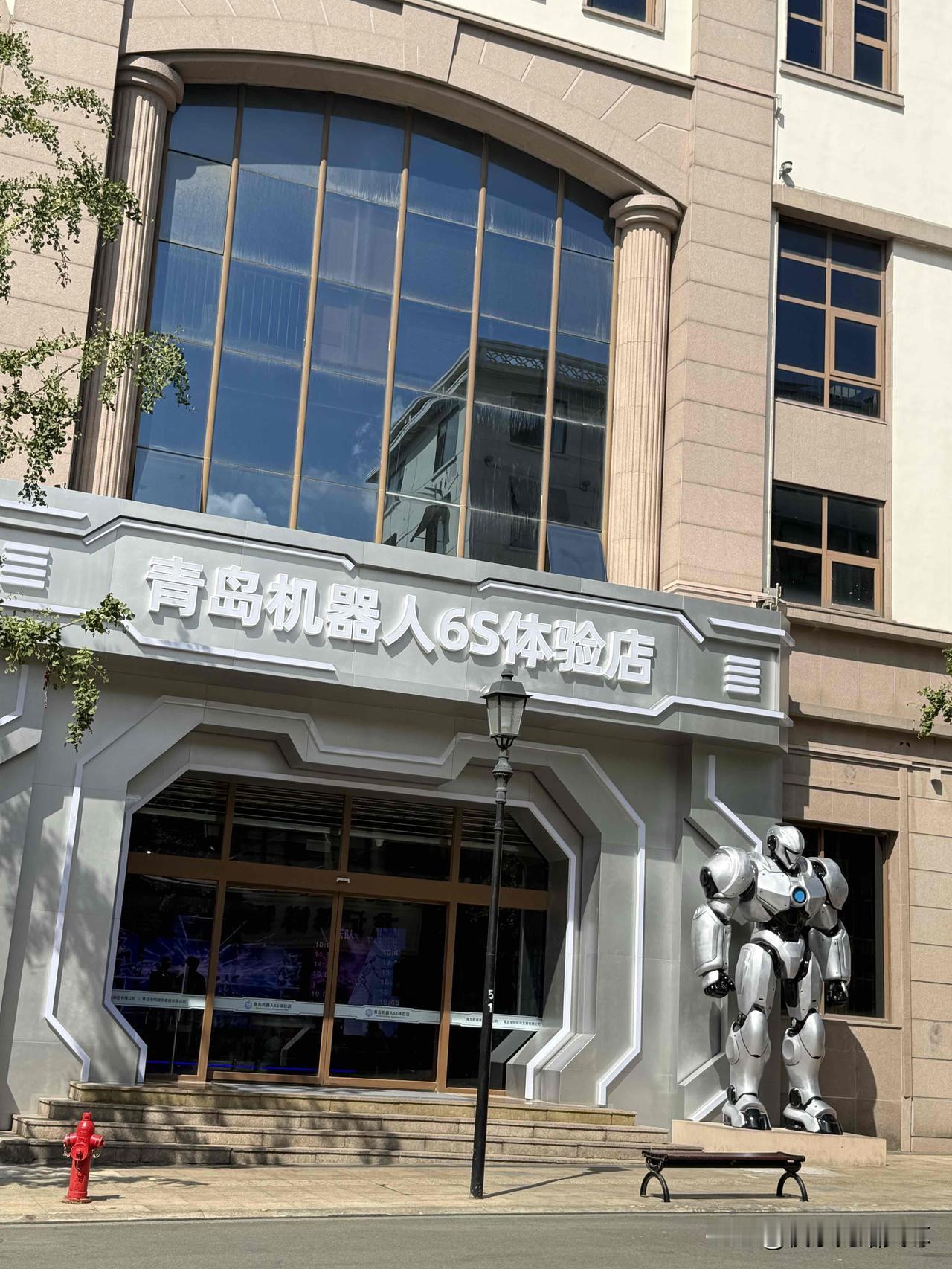 我昨天上午去了一趟青岛中山路上城市阳台，我一上去有很多人都在拍照留念的拍城市风景