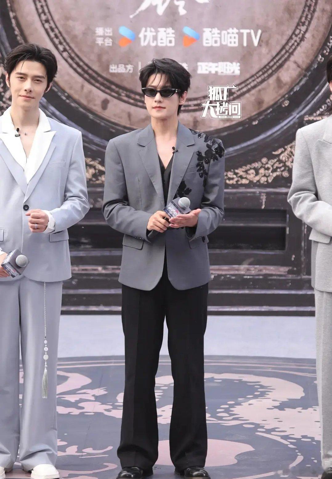 他确实身材硬伤，杨洋是我觉得第一个好看的男明星。