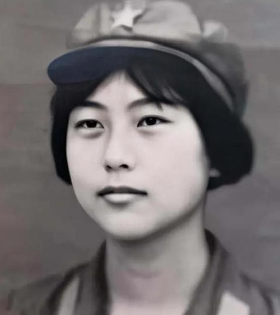 1982年女飞行员刘晓莲，驾驶飞机爬升至700米时，突然被一架歼击机撞击