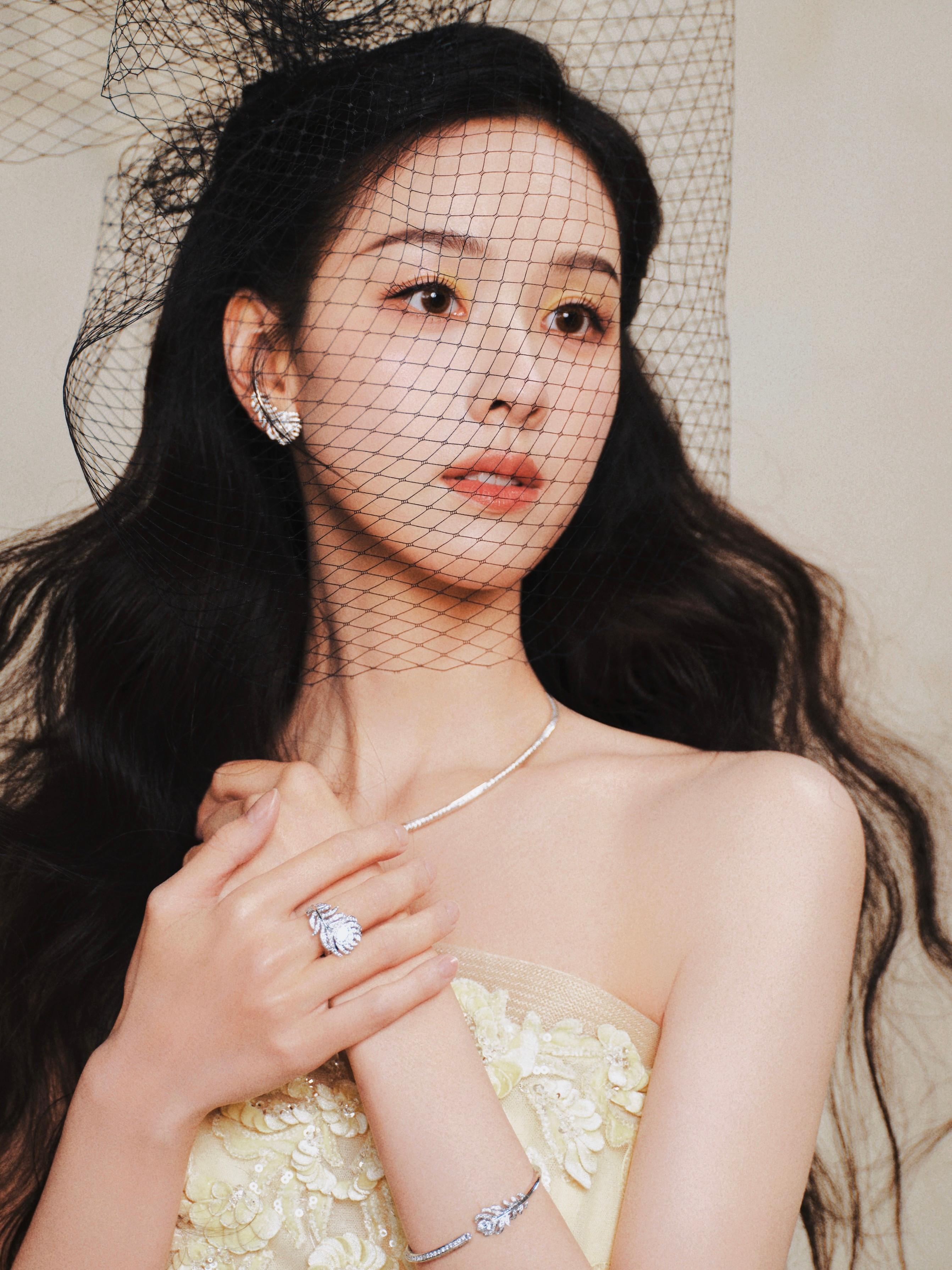 陈都灵花瓣降落裙摆，开启魔法时刻。天马行空的浪漫童话，为新年做绮丽序章。发型：