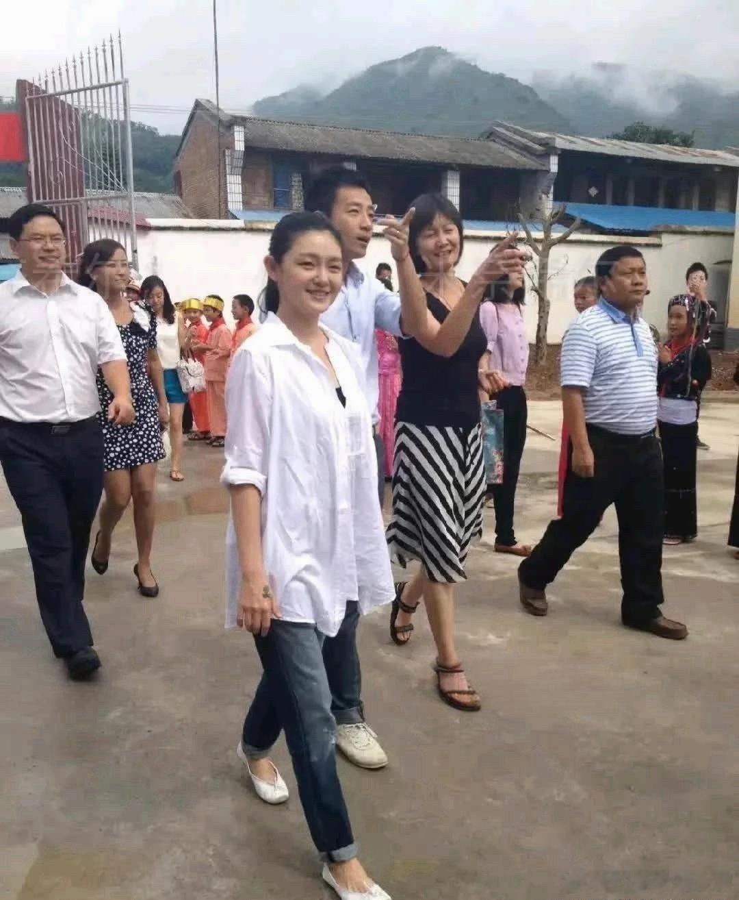 当年俏江南正火时，大S跟汪小菲去云南做慈善，瞅了汪小菲在云南贫困地区建的小学食堂