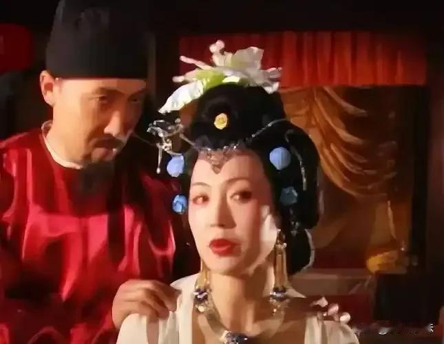 708年，李显宴请群臣，对窦怀贞说：“爱卿，朕赐你一位美娇娘，可好？”窦怀贞连连
