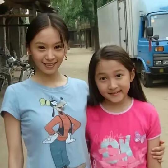 王子文还跟关晓彤合影过，一看就是北京小孩的感觉，现在长大了！