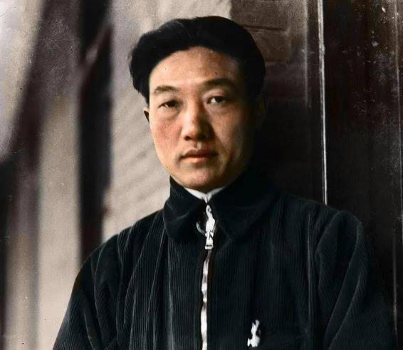 1937年，徐悲鸿在香港时，遇到一个德国人售卖四箱古画，当徐悲鸿看到第三箱时，突