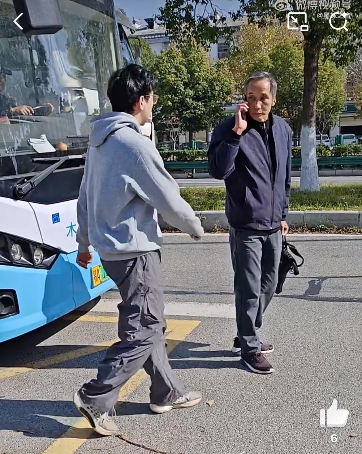 武汉一公交超载了，公交不上客，这个老登直接拦在车前不让公交走，想要强行上车，司机