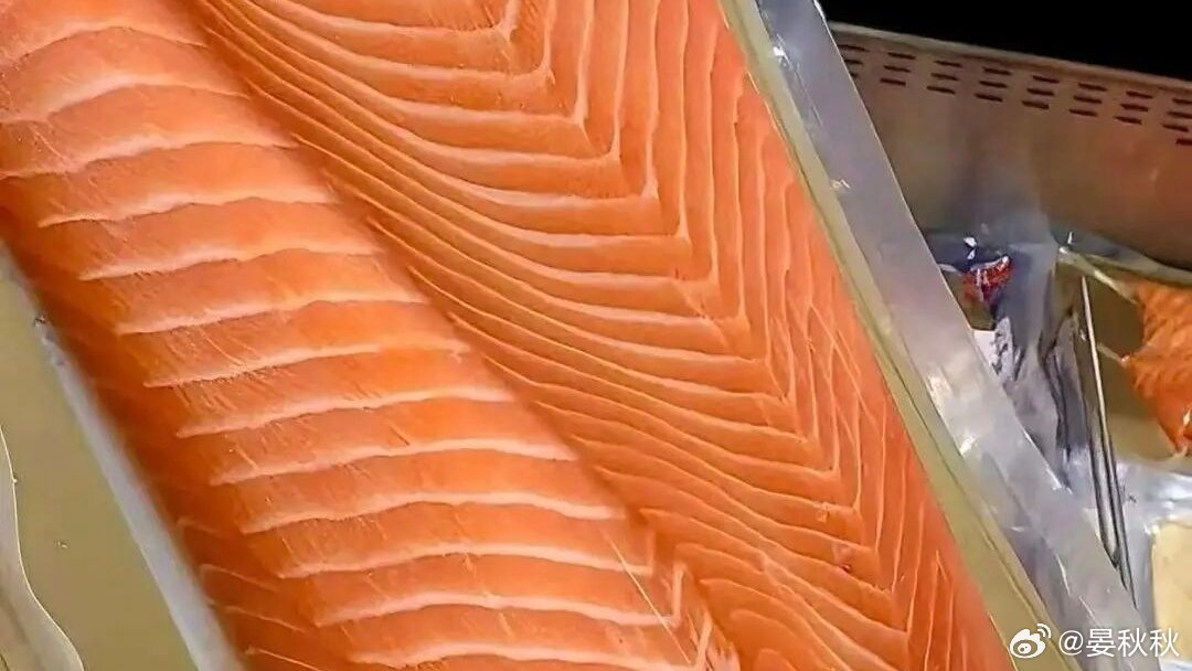 三文鱼能不能生吃最近有件事，在爱吃三文鱼的朋友圈里“炸了锅”。很多人习惯在超市买