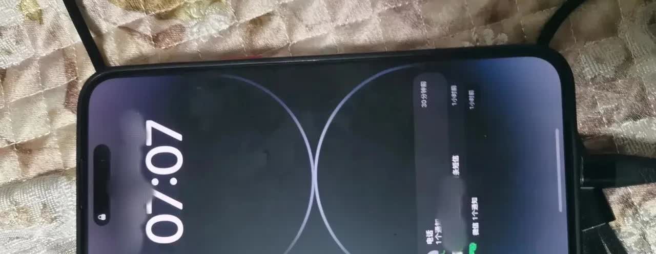 江苏，一名女子的母亲早上起床后出门锻炼身体的时候，意外地在一家书店的门口，捡到了