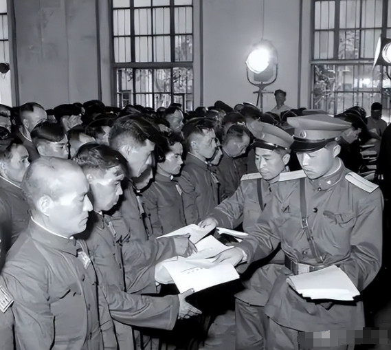 1975年，被我军俘虏的大多数国民党军官都已被特赦，只剩下13个冥顽不灵的军官始