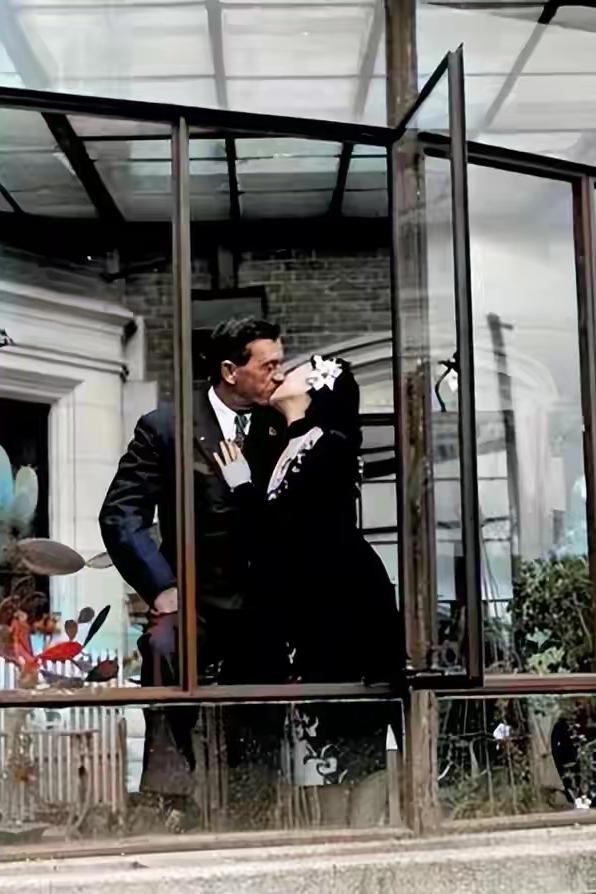 陈纳德将军和新婚妻子陈香梅在玻璃花房里，留下了那个世纪之吻！镜头中54岁的飞虎将