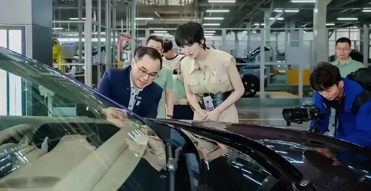 姚安娜真是基因里就是女商人，演戏就是业余爱好，姚安娜这视察工作的样子，有一种看网