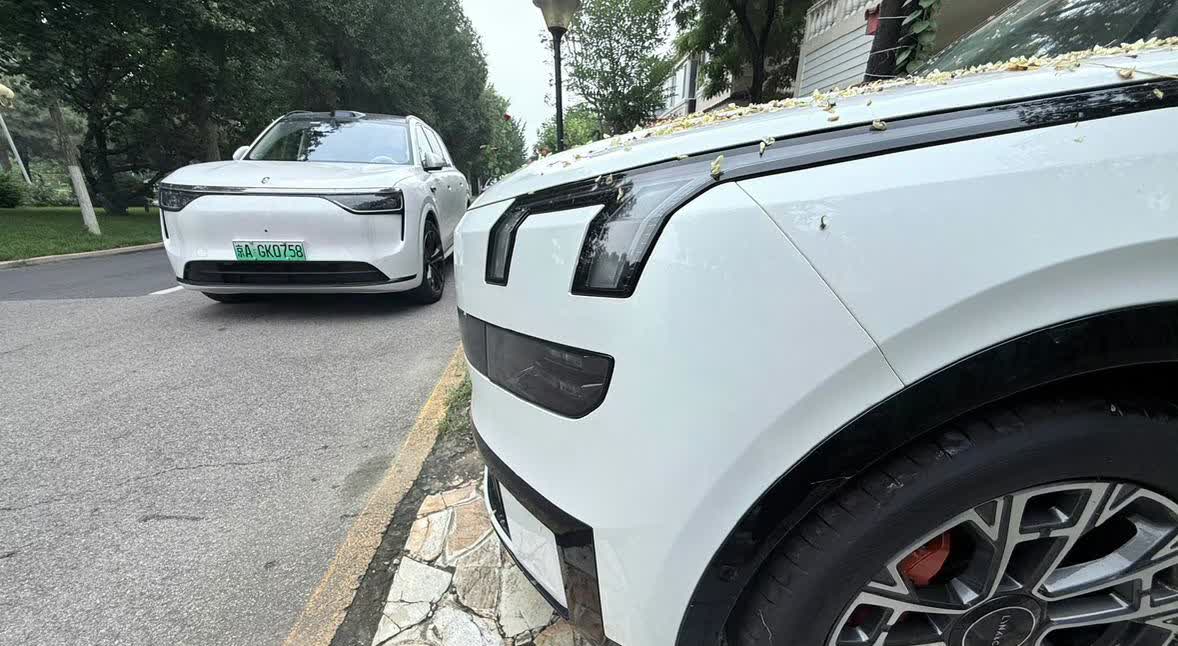 家里停车位左边领克900，右边问界M8，邻居车位也被我借来停深蓝s09