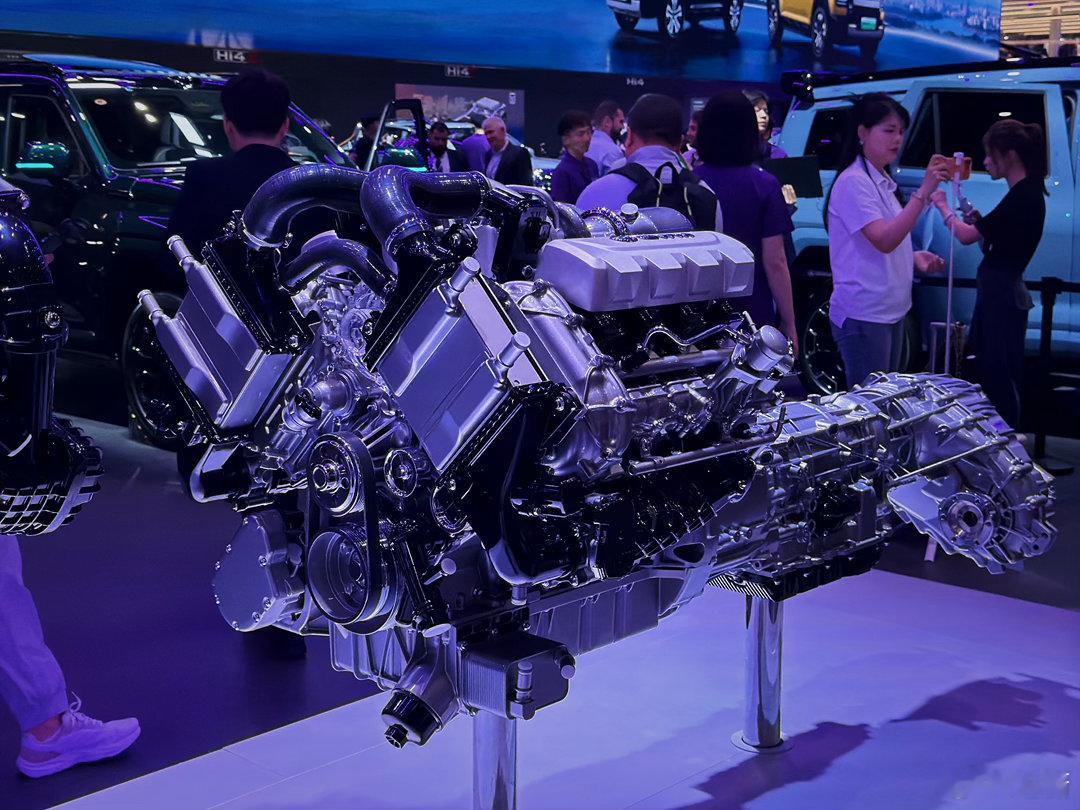 柴油混动，V8！虽然新能源他们也喜欢，但当下想真正走向世界还是需要这些带动