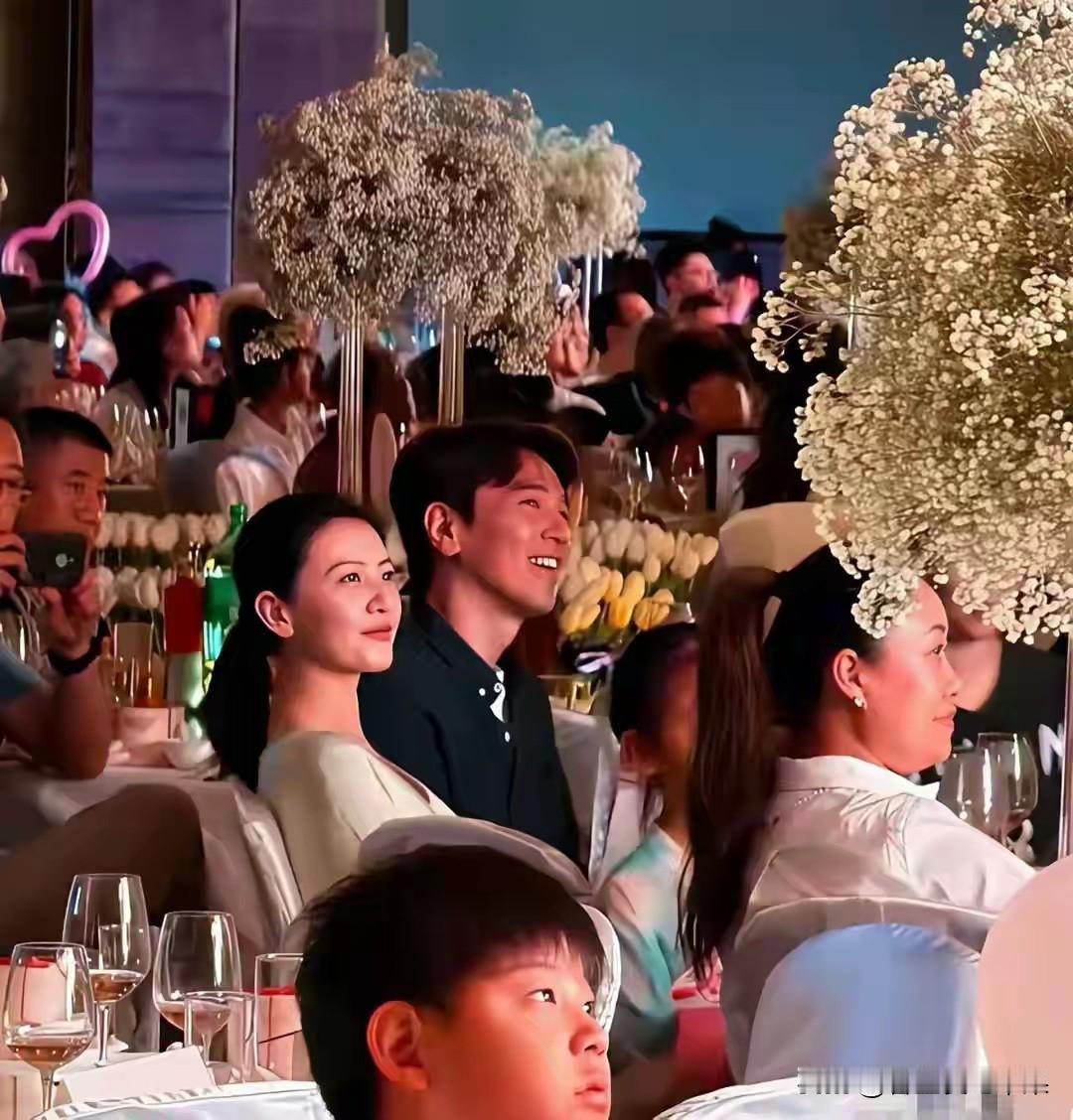 老天呐，差点没认出来，国民女神现实中好漂亮。