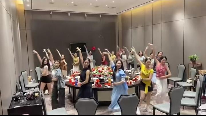 一群光鲜亮丽的美女聚餐，开饭前还要跳集体舞！想问一下她们一般都是干什么的？