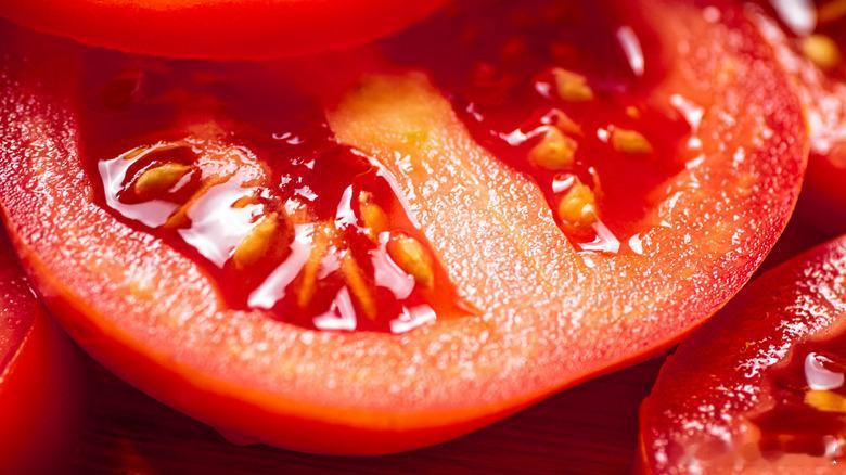 【6种平稳降血压蔬菜】①胡萝卜：富含酚类化合物，有助于放松血管和减少发炎症状。②