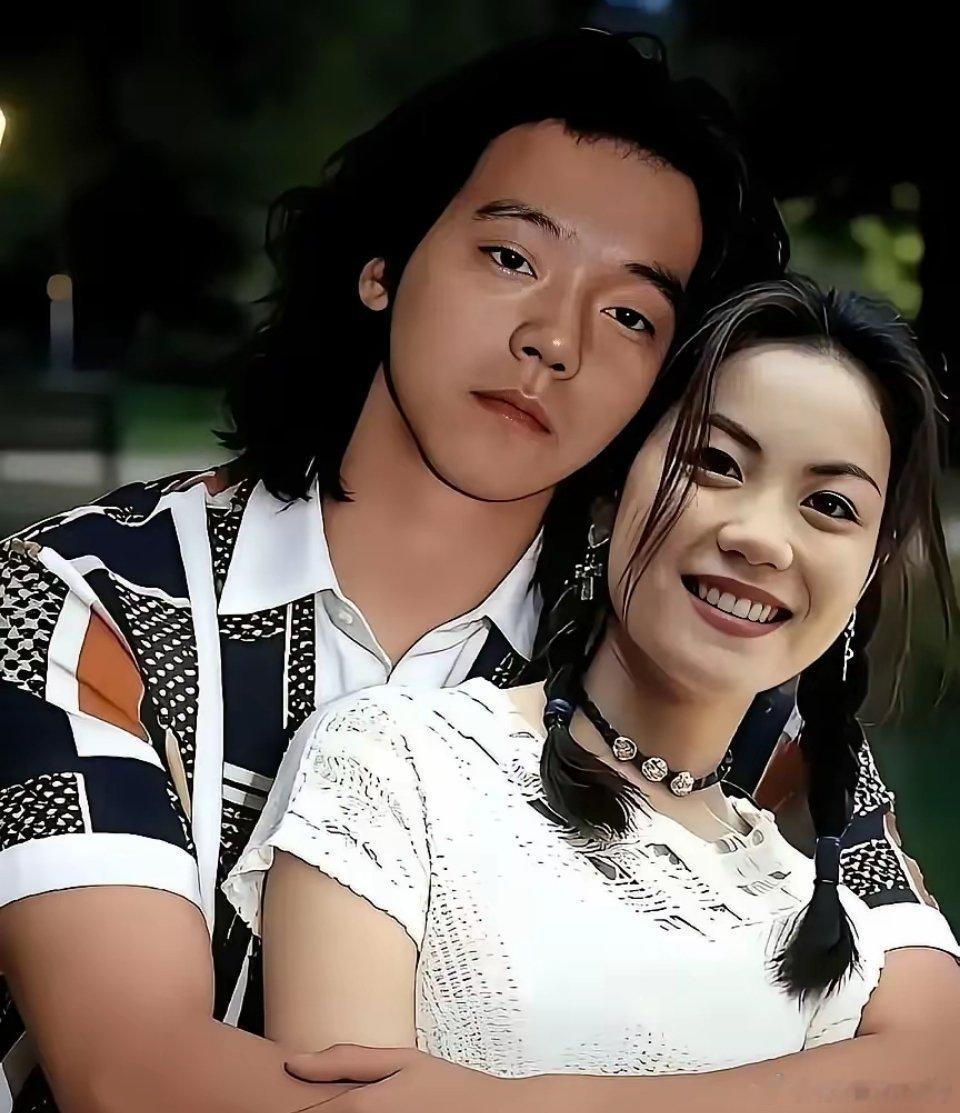 其实王菲离开李亚鹏，不怪她！你看窦唯把王菲搂在怀里，是多么的珍惜啊？即使离婚后，多年了一直没有纠缠…