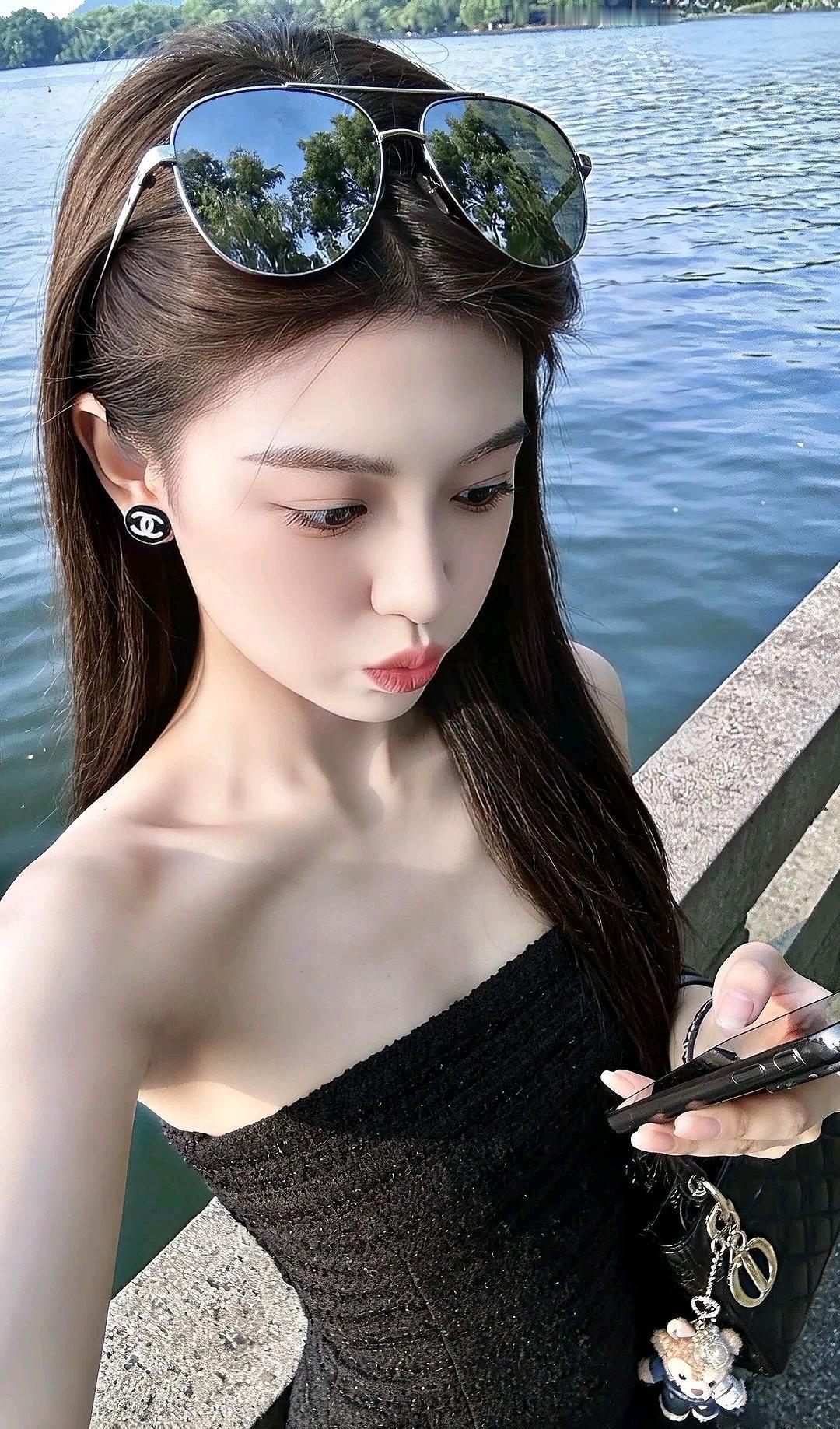 前几月，下了一场雪。院子里菊花早已凋谢，在雪中孤苦伶仃。菊叶，菊朵枯萎，我早就当