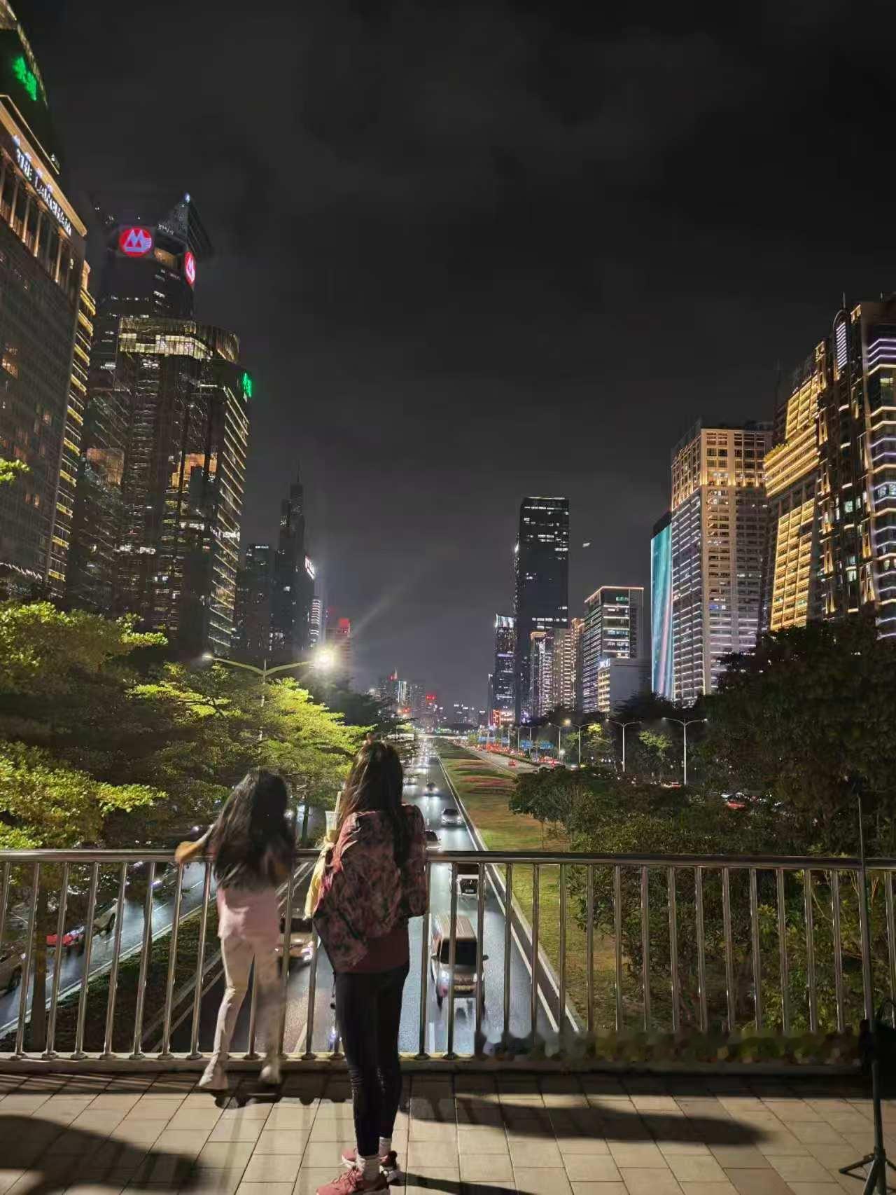 随着深圳国际交流中心建筑群的落成，以及规划中的新香蜜湖城区建设的提速，深圳中心区