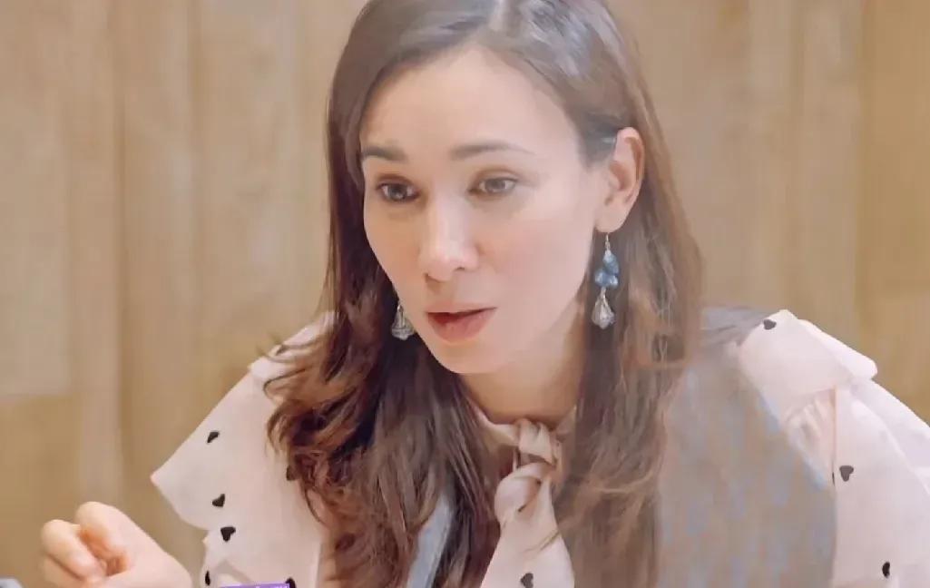 第一次发现卢靖姗其实也不太会说话，或者不顾忌别人的感受呢。卢靖姗参加美国大学的某