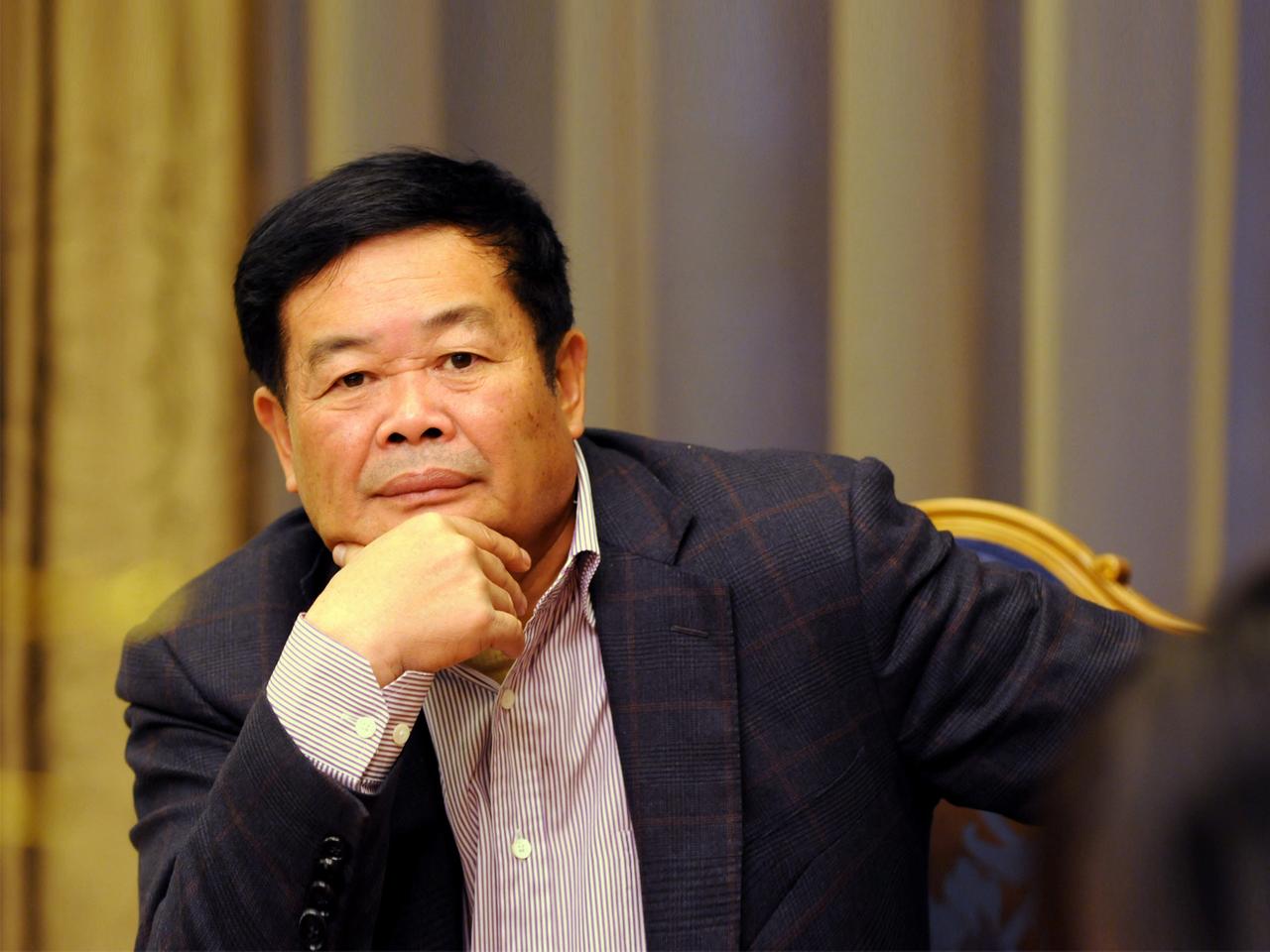 1994年法庭上，曹德旺一拍桌子，指著庭長鼻子吼：聽說200萬就能買你判我輸官司