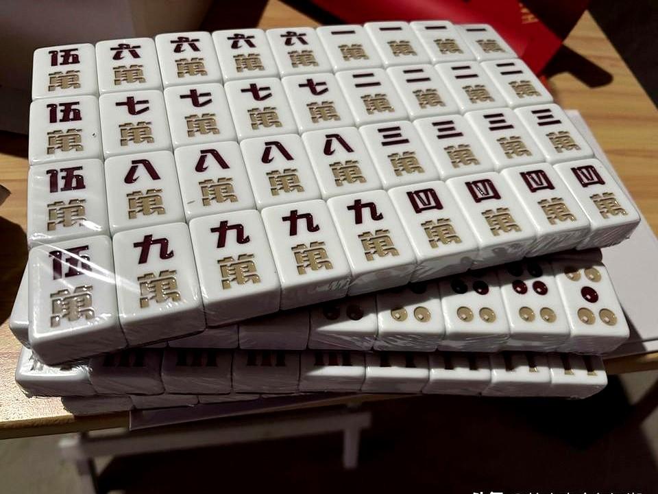 一个普通打工人买柜子顺路取件,以为是漏网的网购小件,结果掀开纸箱竟发现一副分量十