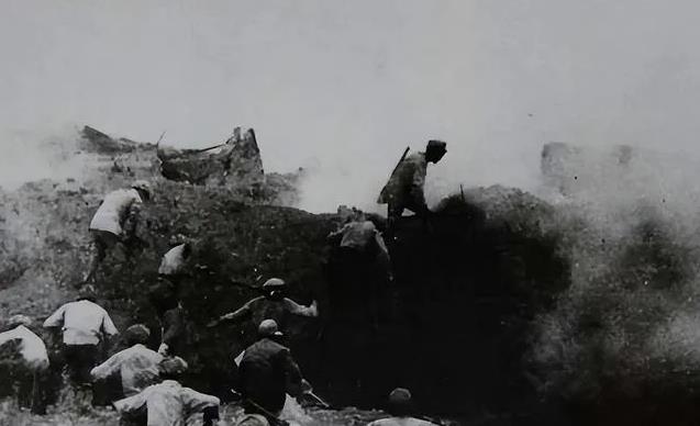 1942年4月2日凌晨，冀东遵化甲山的轮廓被血色晨曦勾勒得格外狰狞。五十多名身负