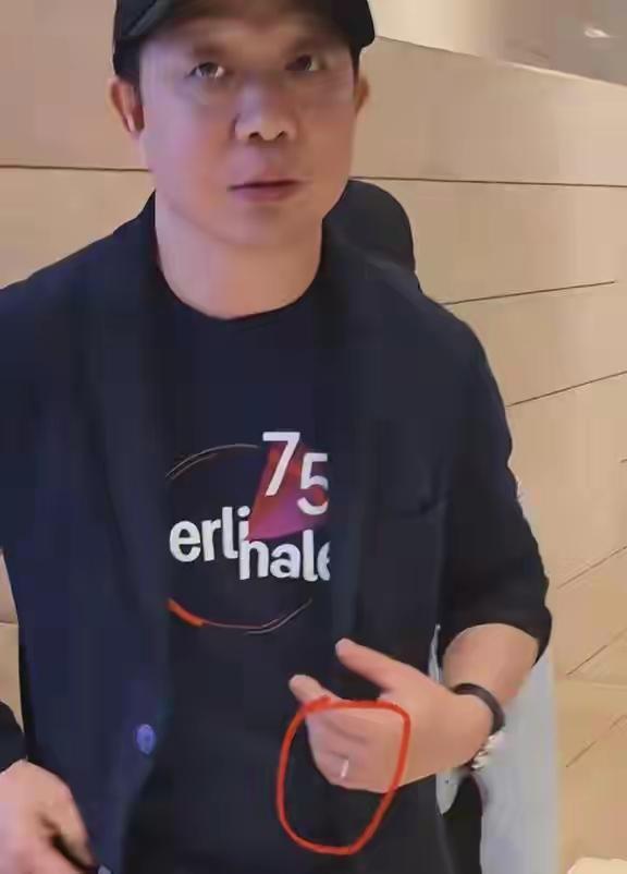 姚晨离婚了。不对，应该说——姚晨多年前就离婚了，昨天才告诉我们。声明写得