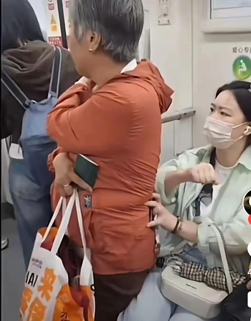 我作为一名老年人，也看不惯这个穿砖红色衣服的老太太的做法！这个老太太上了地铁，