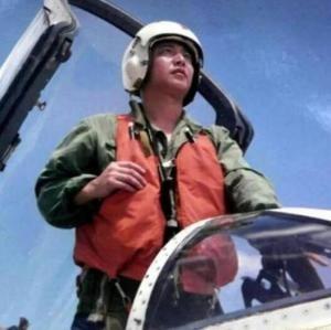 南海撞机王伟成功跳伞，为何10万人找不到他？2001年4月1日上午。那天的情