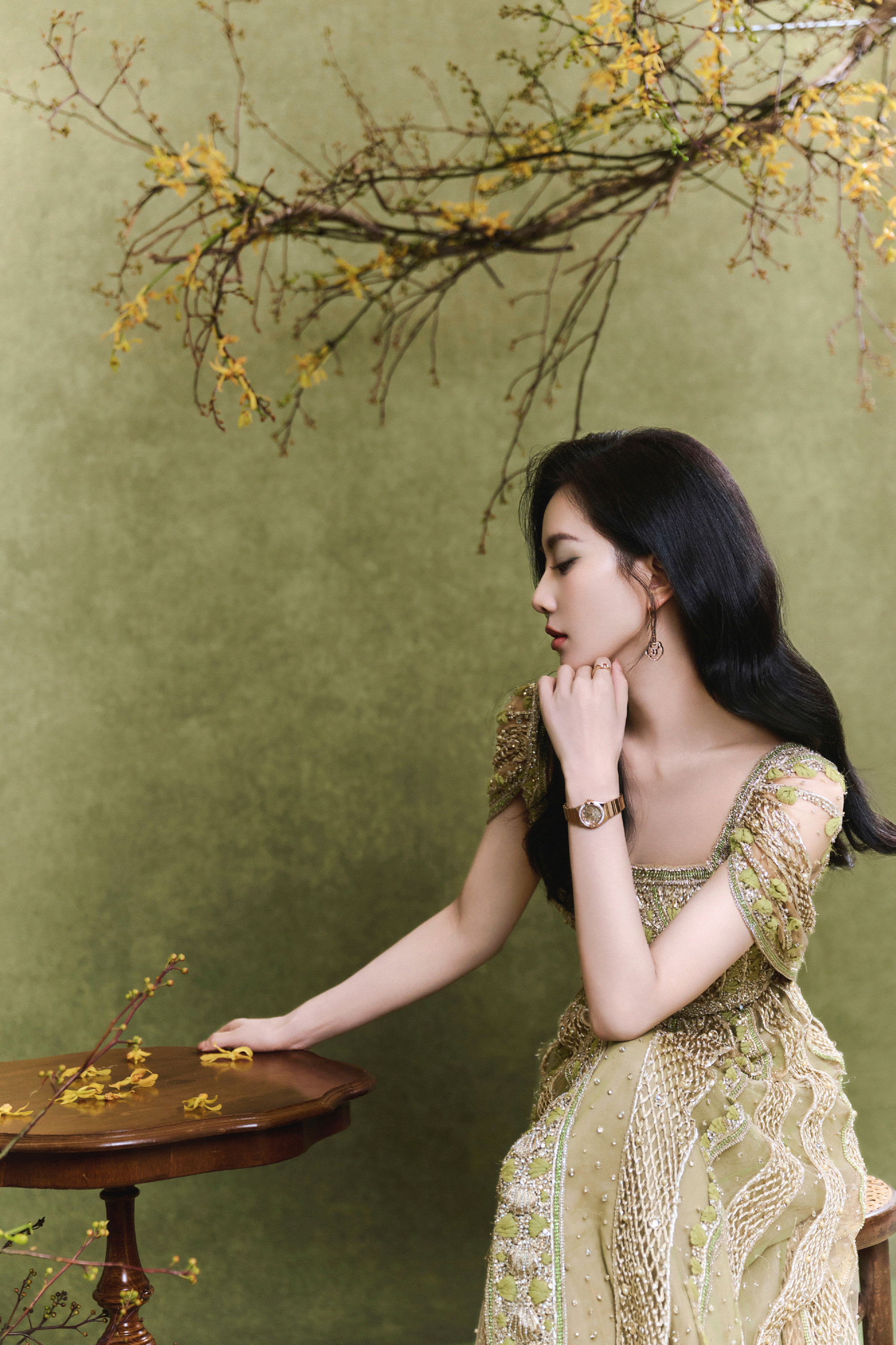 刘诗诗：叶影绰绰，青翠恰如竹韵。迎风凝眸，眉间意在清雅。刘诗诗