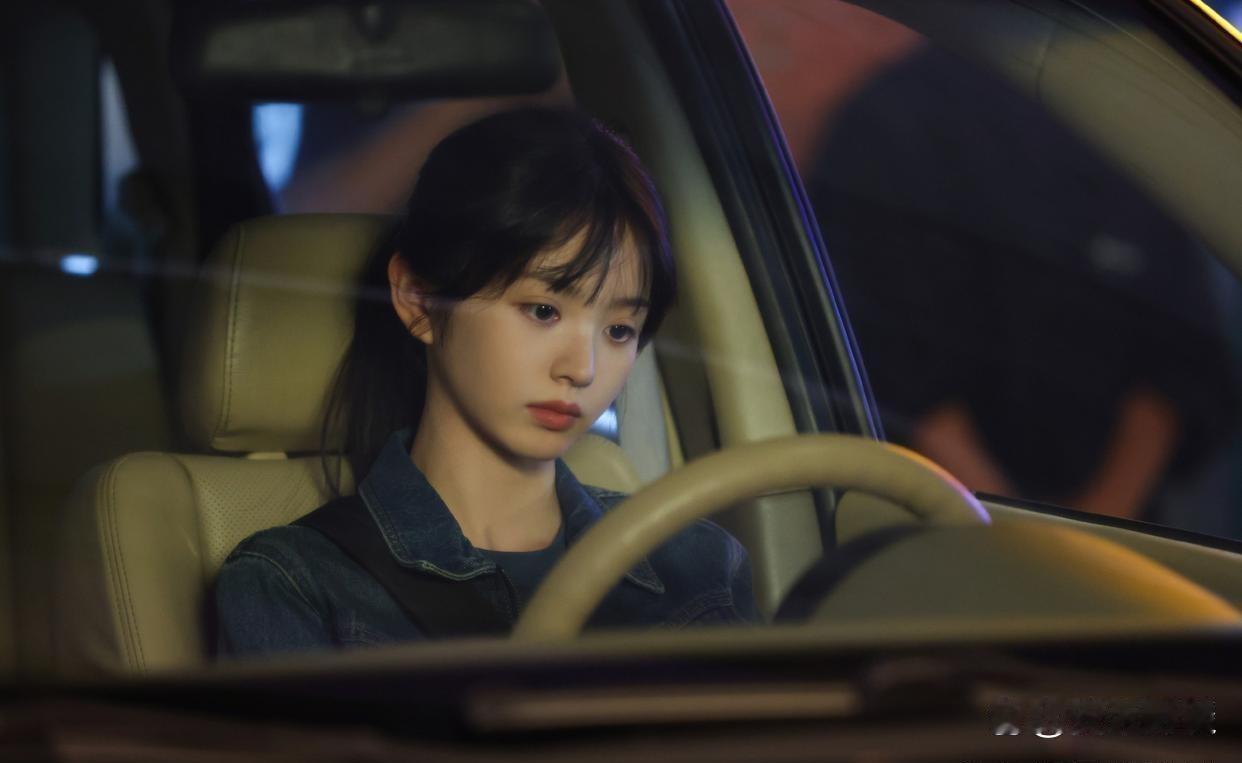 1.关晓彤对前任风波保持沉默，无论粉丝催促还是热议，若她心无芥蒂，两人早该牵手