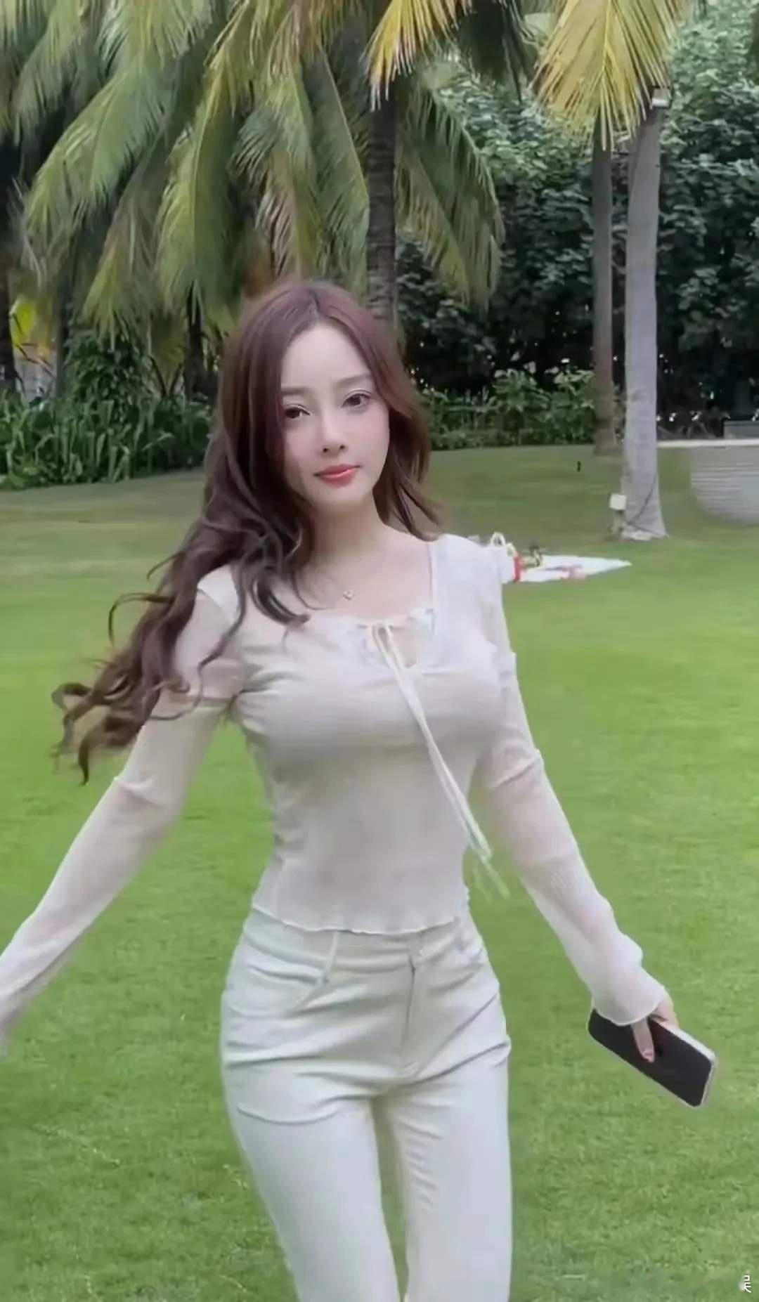 1.李小璐不愿直播带货，不喜欢跟前夫在同一赛道，当初就很膈应对方整出相似的女生博