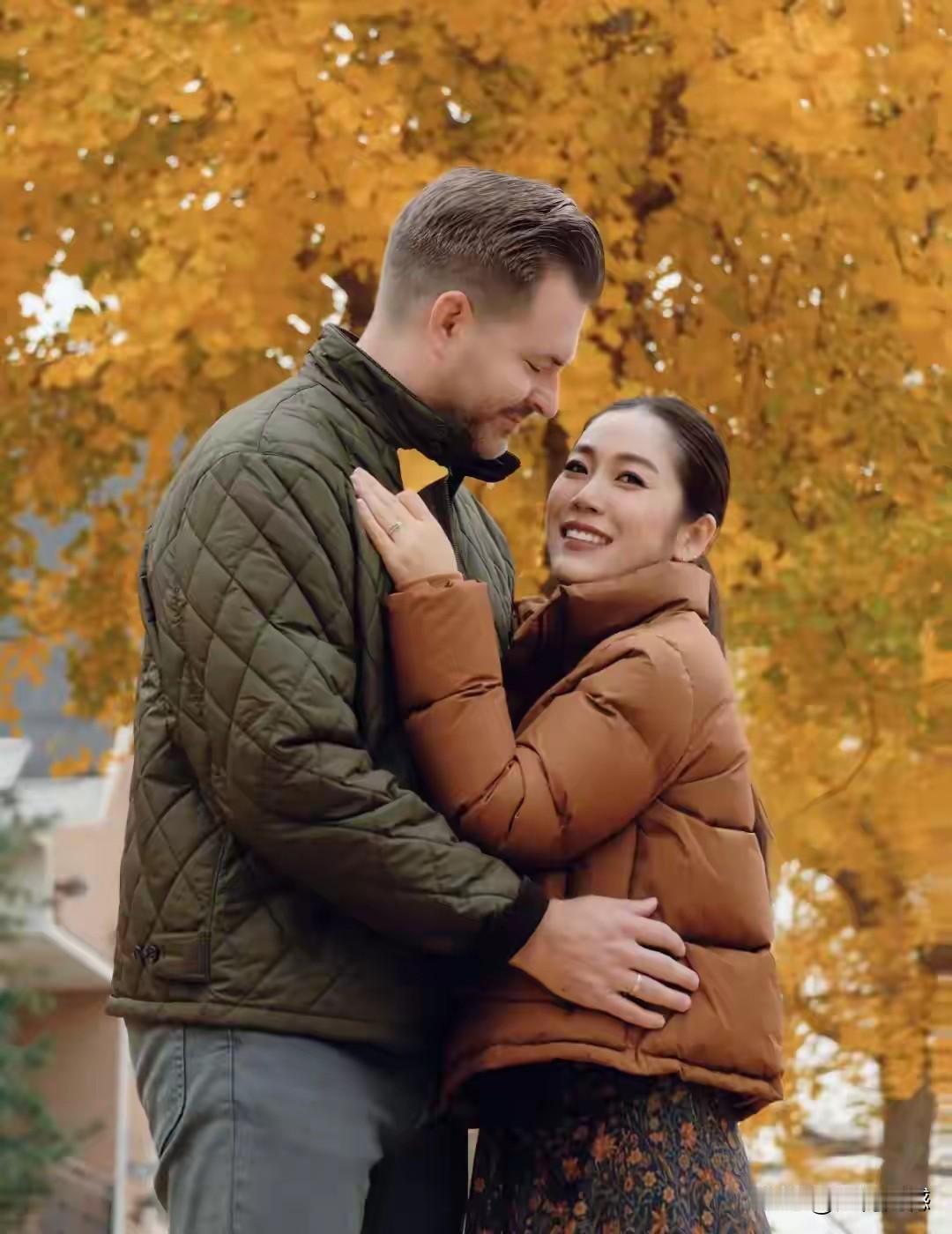 通过照片能够感受得到，这两个人的感情非常好，情投意合，心心相印，这就是缘分，虽然