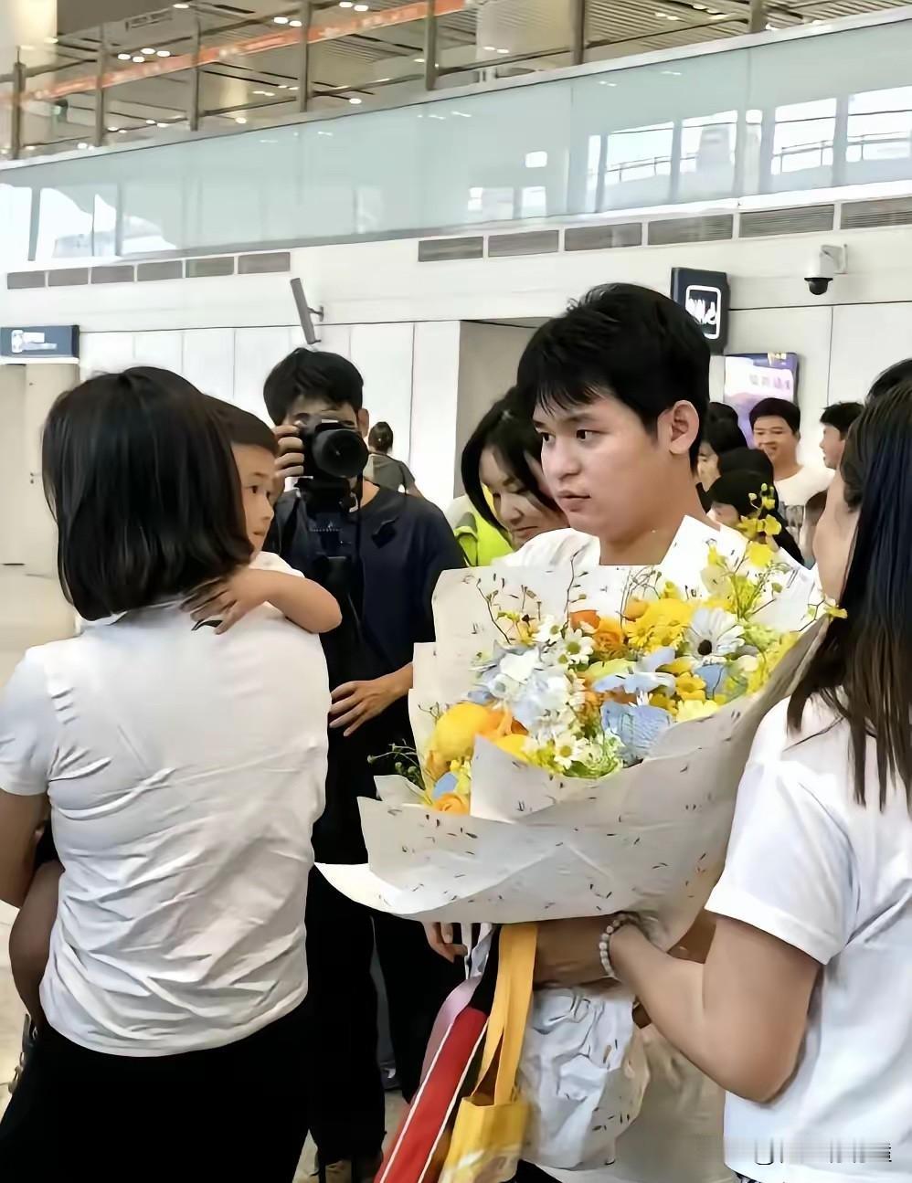 林诗栋夺冠回国，出机场那一刻，所有人都看傻了。他没扑向人群里的亲妈，而是单膝往下