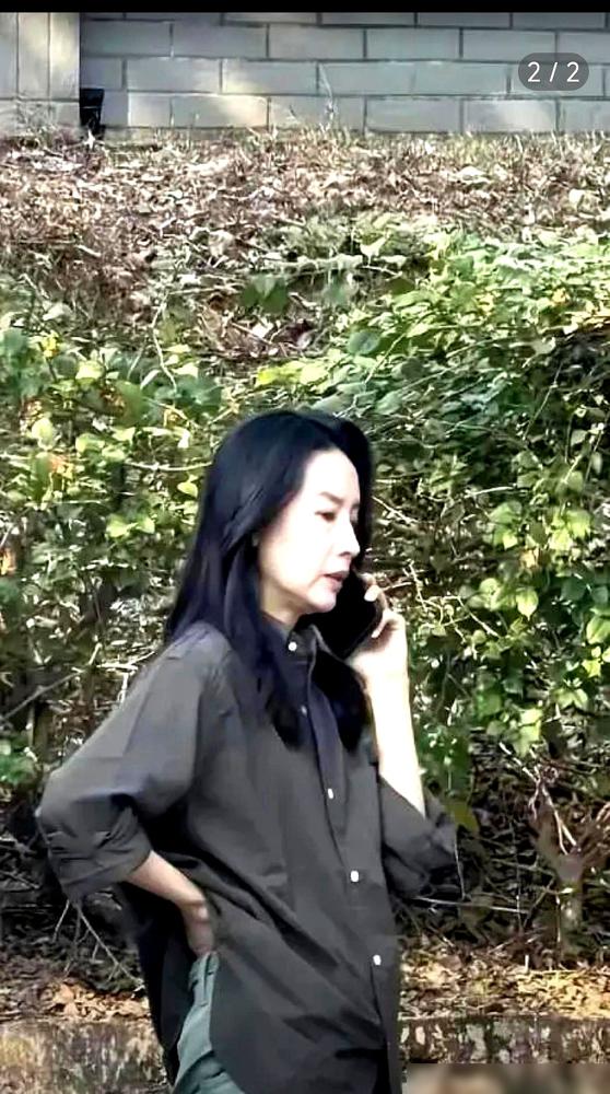 46岁的董洁踩着高跟鞋在直播间单场卷走一个亿，转头就在镜头前眼眶泛红，首度低头承