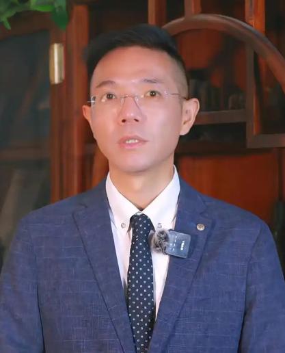 大快人心！李圣律师太牛了！李圣律师在法庭上很理性。他没有提高音量，