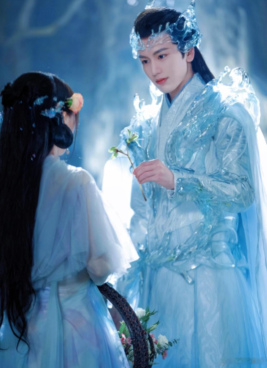 张凌赫：角色反差间尽显演技魅力热播剧《逐玉》中，张凌赫饰演的谢征破碎感十足，与他