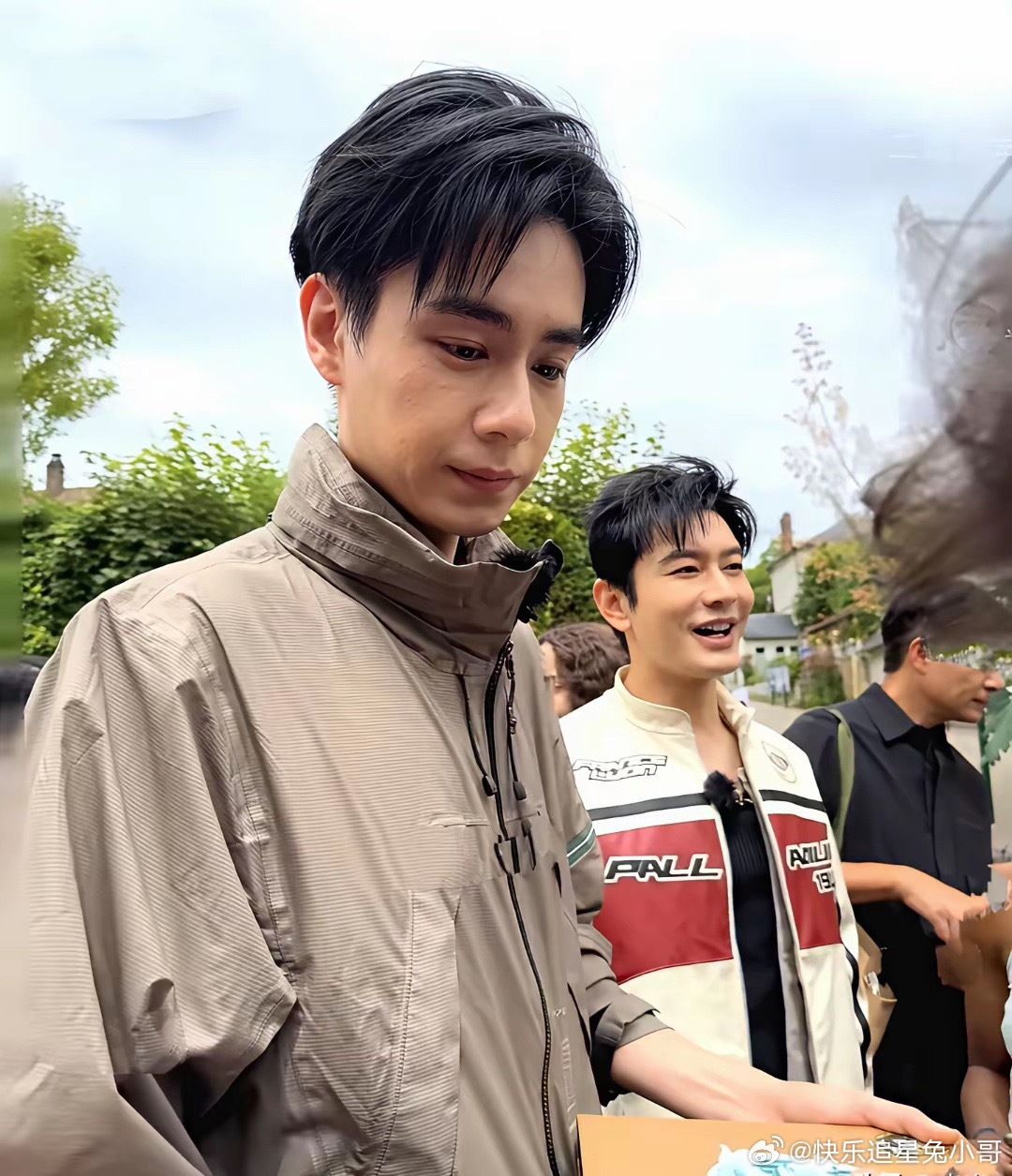 黄晓明和高个男生站在一起显得太矮小了，难怪他会如此在意自己的身高！